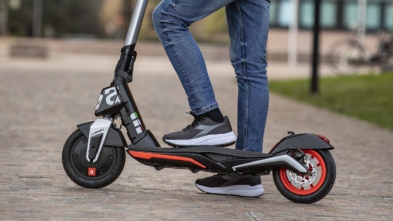 Non scooter ma monopattino: ecco l'Aprilia eSR1