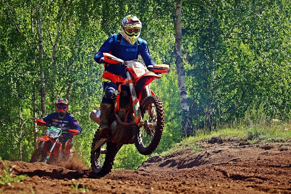 Si radunano in moto nei boschi durante la zona rossa: multe e sequestri