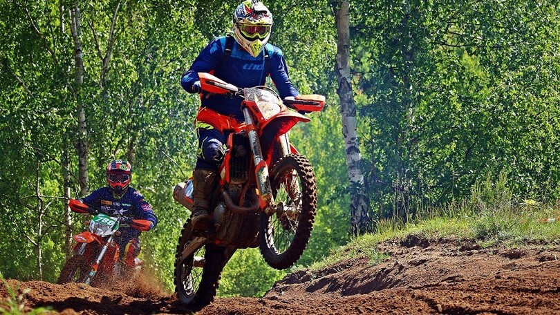 Si radunano in moto nei boschi durante la zona rossa: multe e sequestri