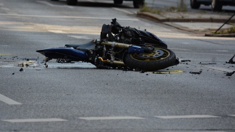 Passeggero ubriaco si addormenta e cade dalla moto