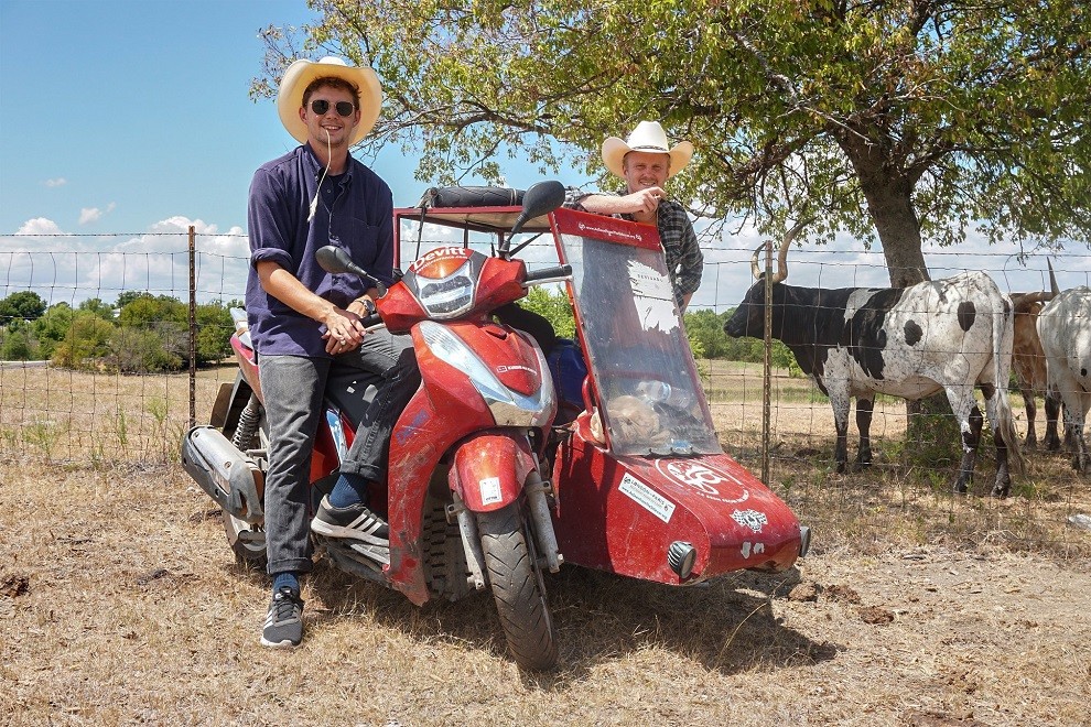 Girano il mondo con un Honda SH300i e un sidecar: è Guinness dei Primati!