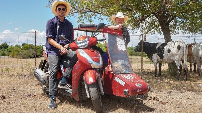 Girano il mondo con un Honda SH300i e un sidecar: è Guinness dei Primati!