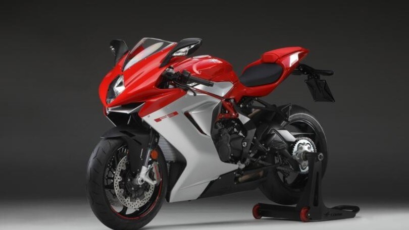 Prova la moto nuova nel giorno del compleanno: l'incidente è fatale