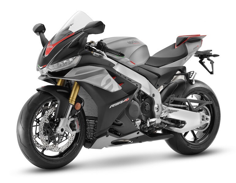 Aprilia, la RSV4 allarga le ali e plana in concessionaria