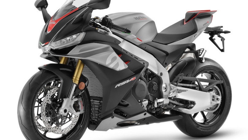 Aprilia, la RSV4 allarga le ali e plana in concessionaria