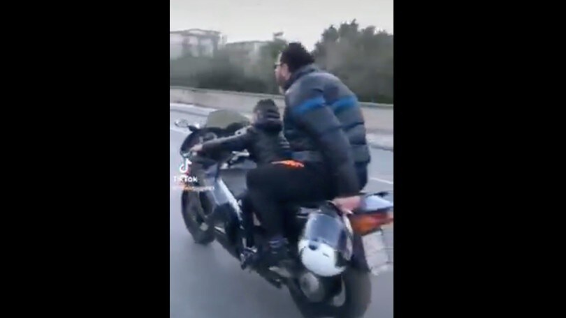 Bimbo in moto su Tik Tok: multato l’adulto, indagati i genitori