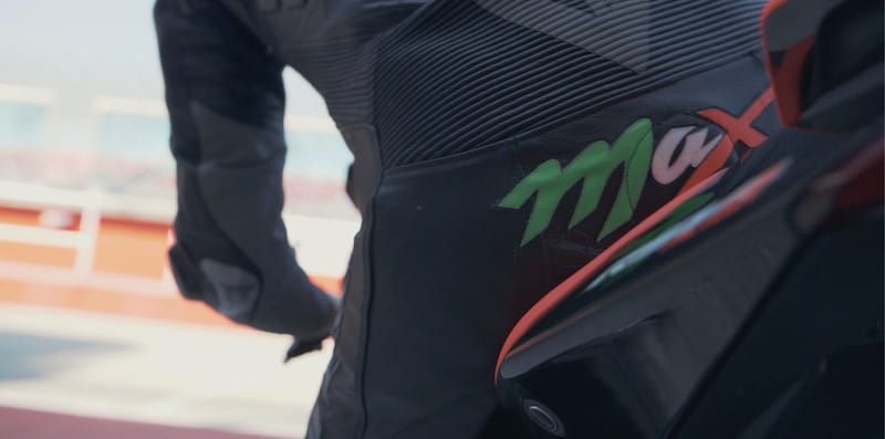 Aprilia RSV4 2021: in azione con Max Biaggi a Misano VIDEO