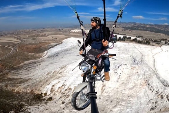 Fa parapendio in sella a un 'cinquantino': l'impresa VIDEO