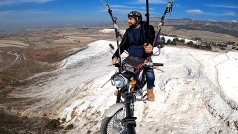 Fa parapendio in sella a un 'cinquantino': l'impresa VIDEO