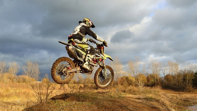 Moto da cross rumorosa: lite e minacce con una pistola