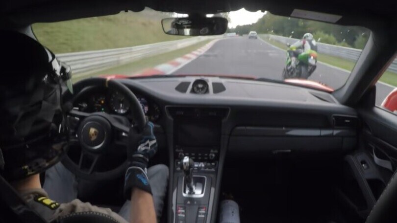 Kawasaki ZX-10R, che sfida con la Porsche 911 al Nürburgring