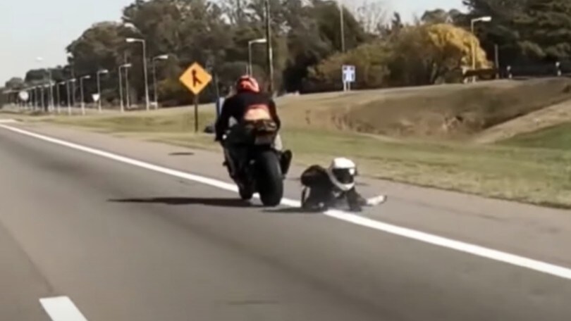 Corre in moto a oltre 250 km/h, ma fa cadere il passeggero