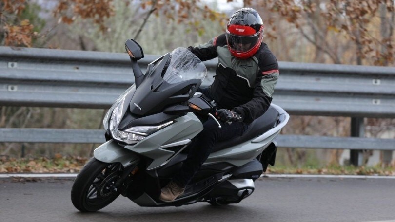 Scooter con freni rotti in discesa: un auto lo blocca