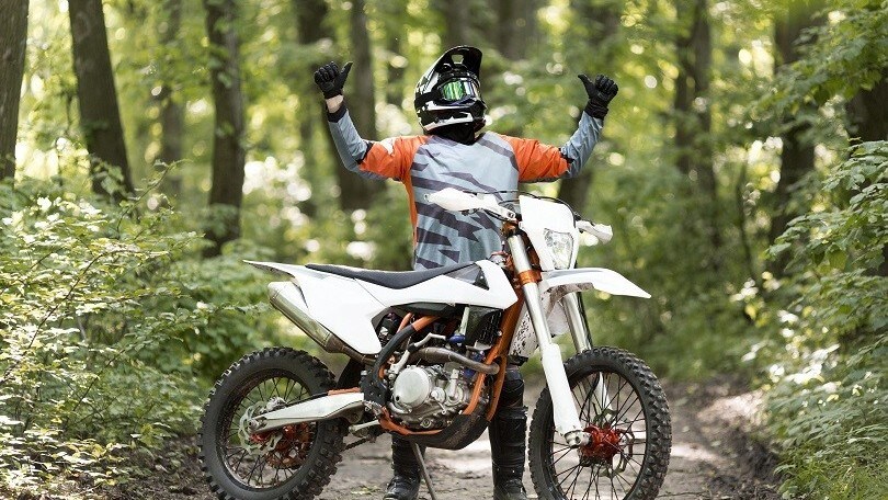 Sanzionato perché fa motocross in strada vietata, vince in appello con la FMI