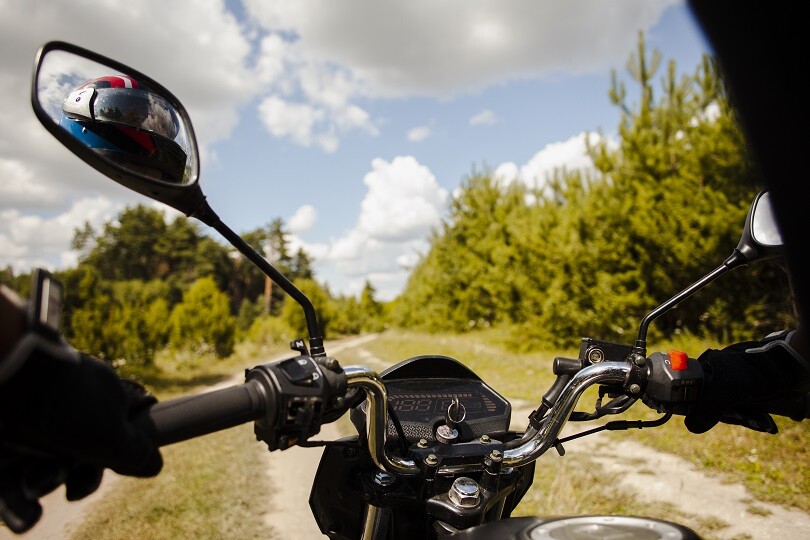 Si ritrova un'ape nel casco: motociclista rischia la vita in un incidente