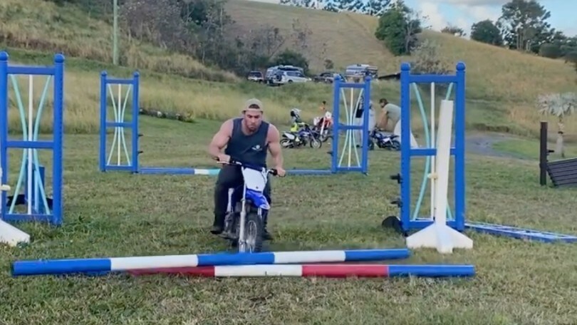 Chris Hemsworth in moto: missione fallita VIDEO