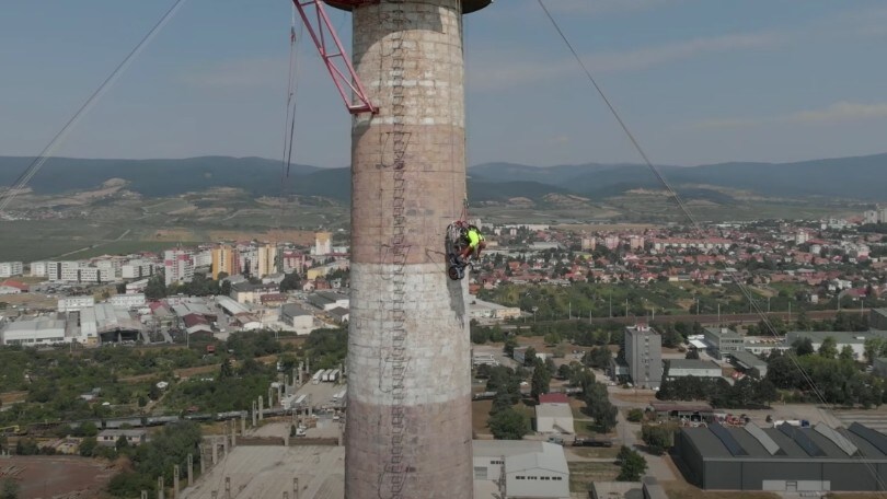 Schachermayr, guida la Vespa in verticale a 110 metri da terra VIDEO