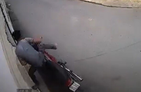 Prova a evitare garage derapando con lo scooter... ma finisce male VIDEO