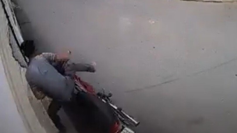 Prova a evitare garage derapando con lo scooter... ma finisce male VIDEO