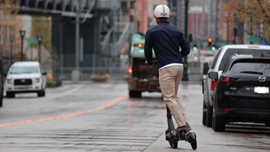 Bici e monopattini a spinta nelle aree pedonali: c'è la raccolta firme