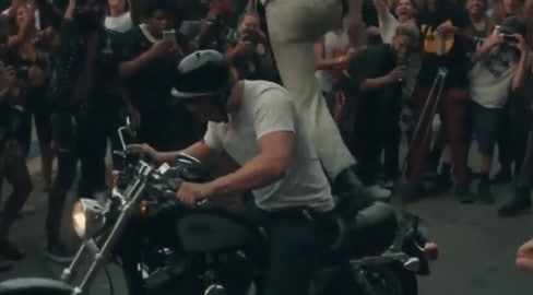 Al concerto rock arriva una moto: il pubblico impazzisce! VIDEO