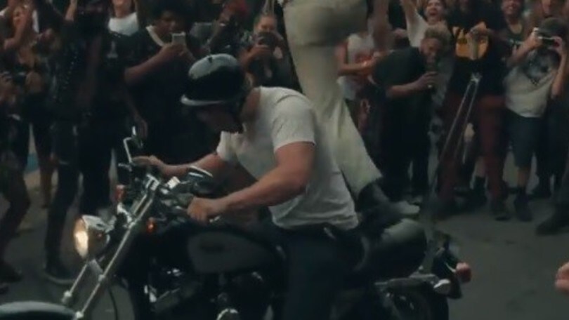 Al concerto rock arriva una moto: il pubblico impazzisce! VIDEO