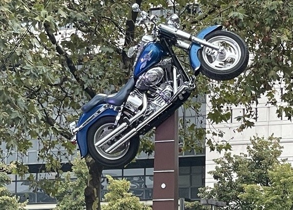 Parigi, ambientalisti contrari all'Harley di Johnny Hallyday: "Non è simbolo di città pacifica"