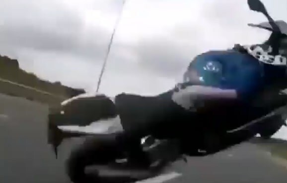 Impenna a 160 km/h sulla BMW S1000RR ma finisce malissimo VIDEO