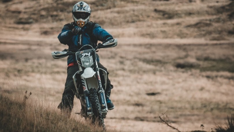 Ambientalisti protestano per le gare enduro: “Distruggono il terreno”