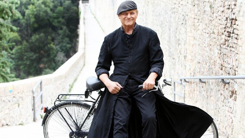 Terence Hill lascia “Don Matteo”: il nuovo parroco è Roul Bova e guiderà una moto