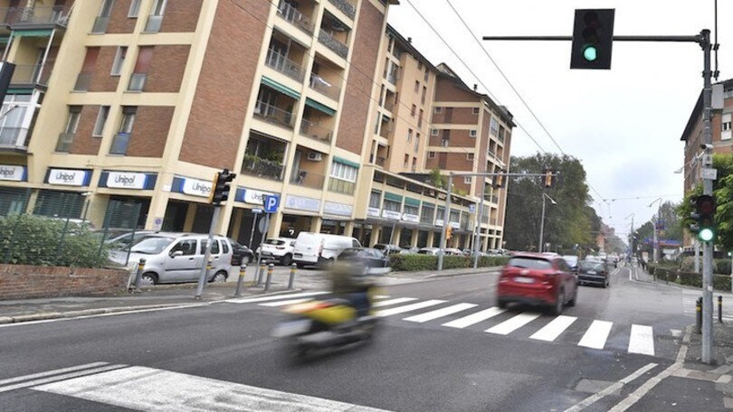 In moto a 101 km/h all’incrocio: multa e sospensione della patente
