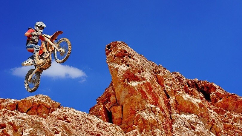 Le moto disturbano persone e animali: protesta a Bolzano contro le trial