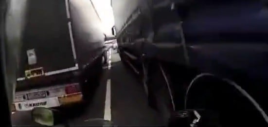 Due camion gli sbarrano la strada, motociclista tenta di superarli: finisce malissimo