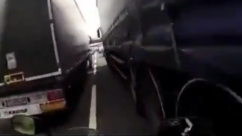 Due camion gli sbarrano la strada, motociclista tenta di superarli: finisce malissimo