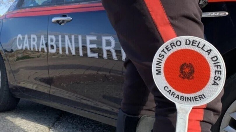 Patente sospesa, va in caserma per obbligo di firma in scooter e senza casco