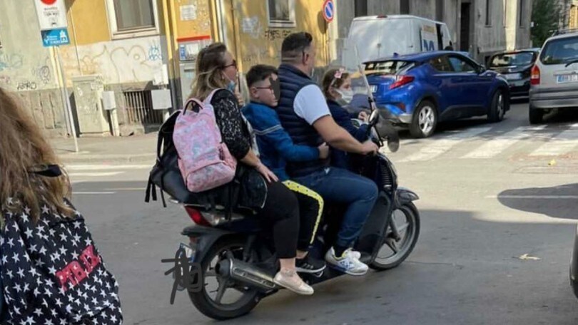 Catania, “gita di famiglia”: in quattro in scooter e senza casco