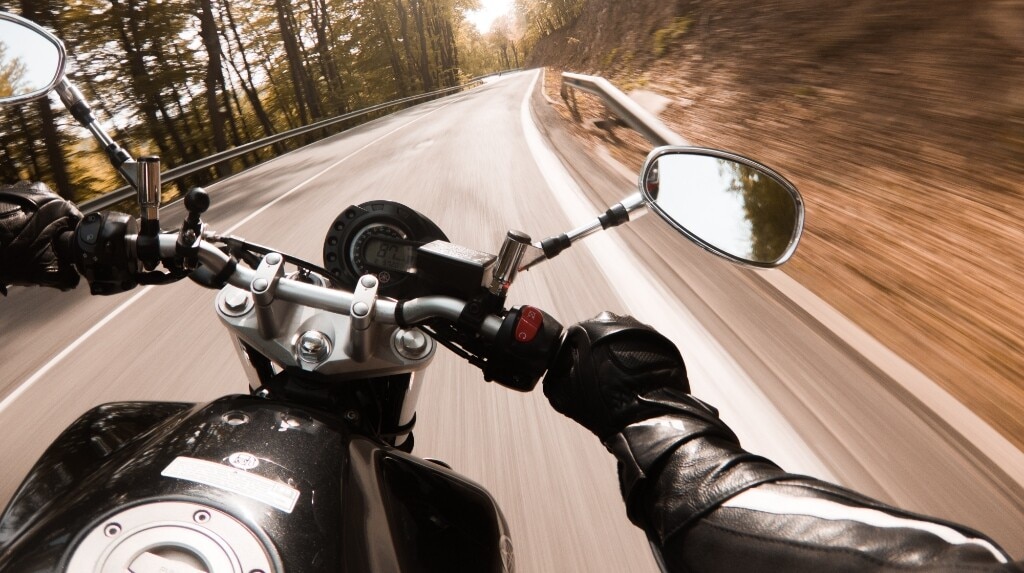 Multato senza colpa, scopre che gli hanno falsificato la targa della moto