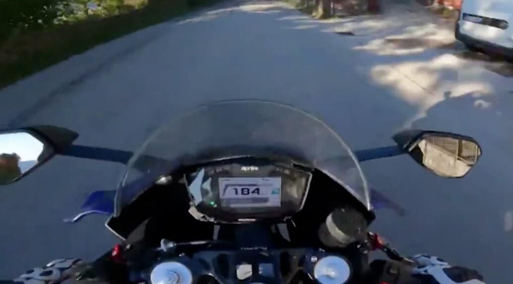 In moto a 185 km/h con limite di 50: mette il video su YouTube
