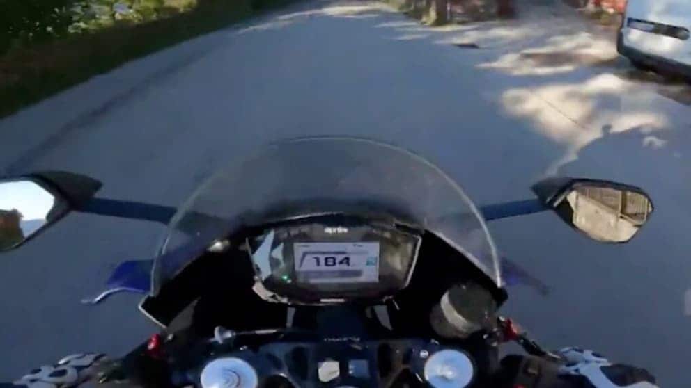 A 185 km/h lungo il lago di Como: identificato e multato il centauro