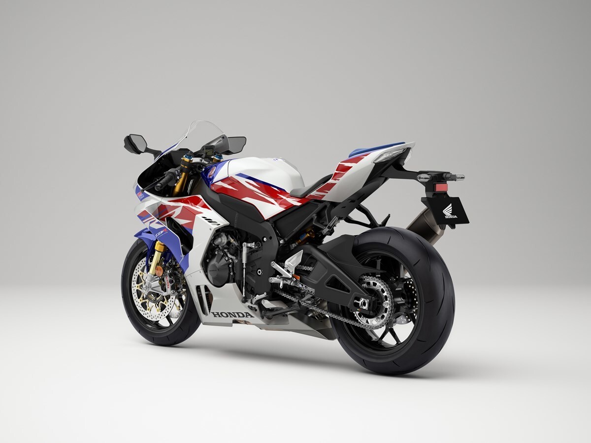Honda: la storia della CBR Fireblade sfila ad EICMA