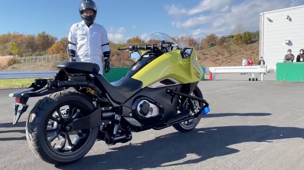 Honda prosegue lo sviluppo della moto che sta in piedi da sola