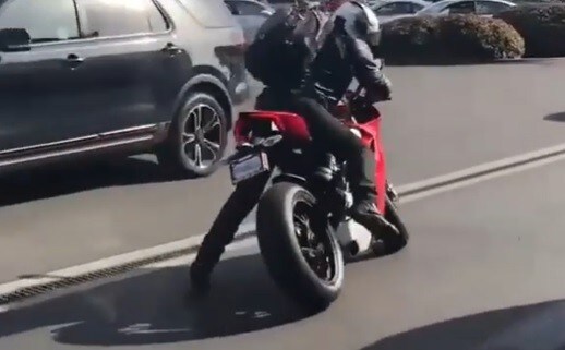 Esce dal parcheggio ma perde l'equilibrio: e la Ducati va a terra! VIDEO