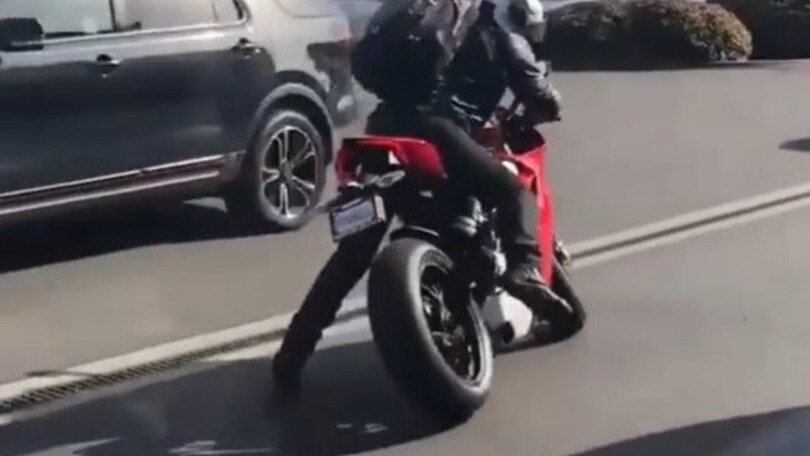 Esce dal parcheggio ma perde l'equilibrio: e la Ducati va a terra! VIDEO