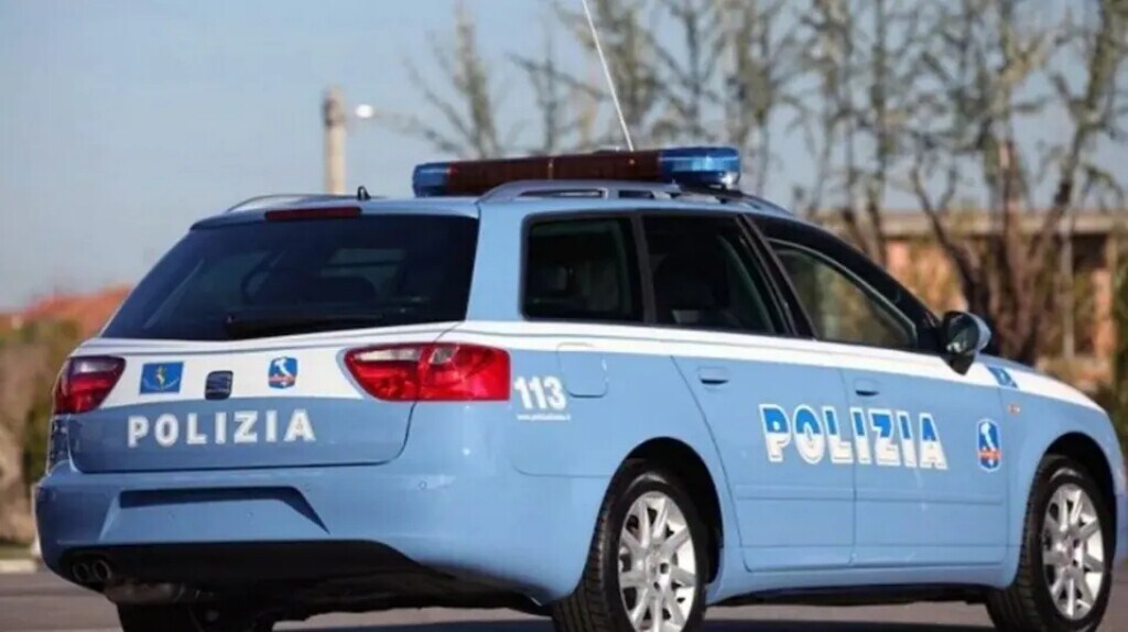 Ruba un cellulare, poi tenta una (breve) fuga su uno scooter rubato