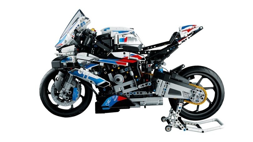 BMW M1000RR by Lego Technic: 1.920 mattoncini da ammirare