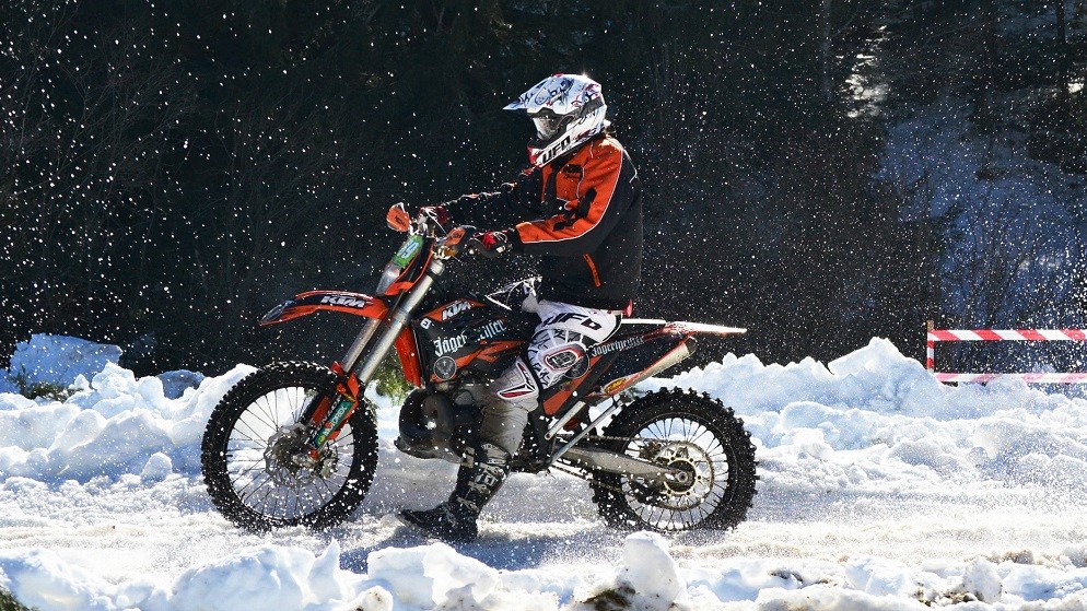 In moto sulla neve con le catene: "stupita" la Polizia che ferma due centauri!