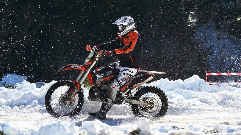 In moto sulla neve con le catene: "stupita" la Polizia che ferma due centauri!