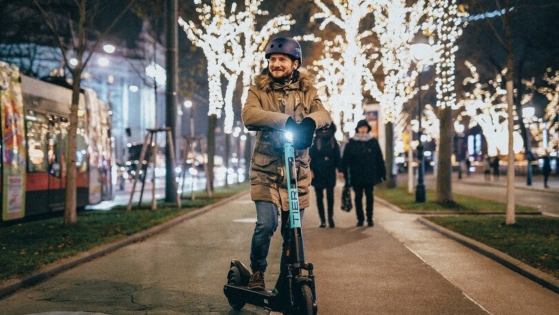 TIER, in Italia i monopattini elettrici con casco e indicatori di direzione