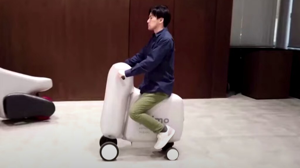 Poimo, dal Giappone lo scooter gonfiabile (e da mettere nello zaino)