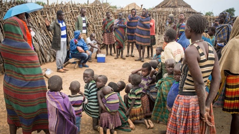 Un medico italiano tra i villaggi dell'Uganda: in moto per portare i vaccini